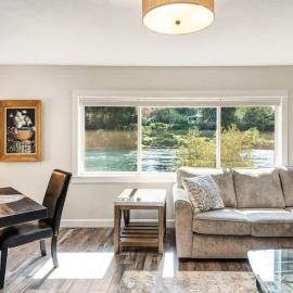 Riverfront cottage just steps from Deschutes River