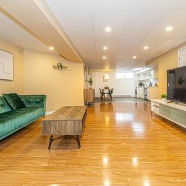 Spacious 2BDRs Apt,ALL NEW! Close to DT , 1 parking, hotel in Brossard