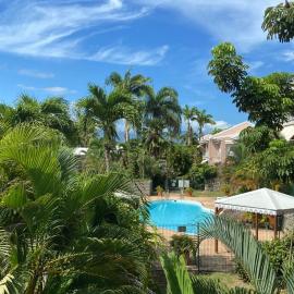 Charmant Duplex vue mer,résidence avec piscine , commerces à pied, hotel en Baie-Mahault