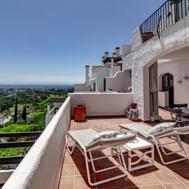 LAG - Spacious townhouse with private jacuzzi, hotell i Benahavís