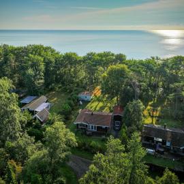 Renovated Cottage 30 Metres From The Beach At Bøtø, hotel em Gedesby