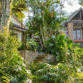 Black n Whyt Villa, hotel in Kloof