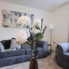 2-Bed Apt, Walsall & Wednesbury,Sleeps 4, Parking, Hotel in Darlaston