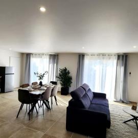 La maison des Vignes est climatisée avec ménage, draps et serviettes inclus, готель у місті Tabanac