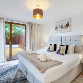 Multiple 2-Bedroom Apartments near Harry Potter Studios - 2-Minute walk to Bushey Station - 20 Minutes to London Euston - Ideal for Families & Business - Free Parking, hotel in Watford