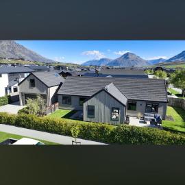 Near new 4 bed 2 bath house in Hanleys Farm, Queenstown