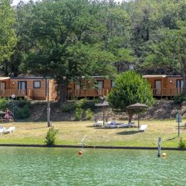 ZEcamping 3 étoiles animaux acceptés en bord de lac, hotel in Vinça