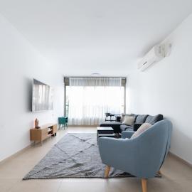 Modern Family Apartment by IsrApart, hotel em H̱olon