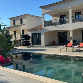 Villa Emeraude-Joyaux de Provence، فندق في Saint-Étienne-du-Grès