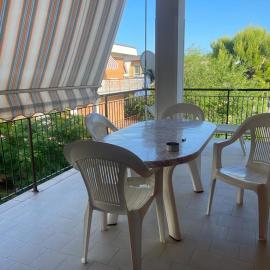 Trilocale vicino al mare con ampio balcone e aria condizionata