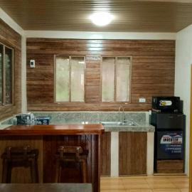 F&F Beachside Kubo Hub - Tiny Home near Beach Surf Hub - Gubat, Sorsogon، فندق في Gubat