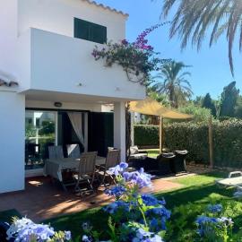 Precioso Apartamento duplex orientado a piscina, hotel in Sa Caleta