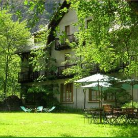 Chalet Hotel d Ailefroide، فندق في Ailefroide
