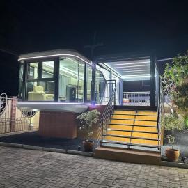 Luxury Capsule Haus Phuket, hotel v destinaci Panwa pláž