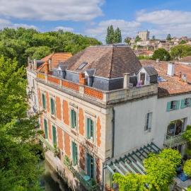 Beautiful large stylish villa centrally located in Pons