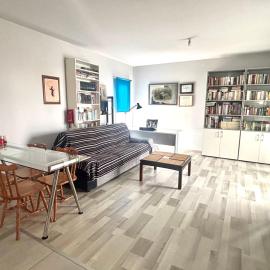 Spacious 1 bedroom apartment with an attic bedroom, Hotel in Strovolos