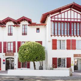 Hôtel Briketenia, מלון בגטארי