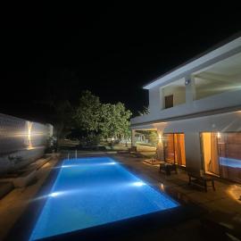 Moksha farms -3bhk private villa with pool and nature, hotel Pālghar városában