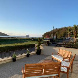 LLANSTEFFAN - SEABANK - a lovely holiday home on the beach front，Ferryside的飯店