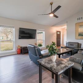 Modern 4 Bedroom home with large, fenced backyard, Pet friendly - 20 mins to DFW Airport