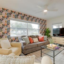 Hot Tub & Courtyard Access! North Palm Beach Home, hotel di Lake Park