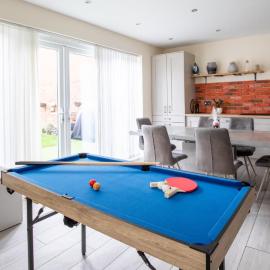 Impressive 4 Bed House Sleeps 8 - Private Parking Fast Wi-Fi Netflix & Foosball, Business Insurance and Leisure Travellers Welcome
