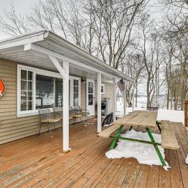 Deck & Fire Pit! Muskingum Fishing Cabin, hotel i Dresden