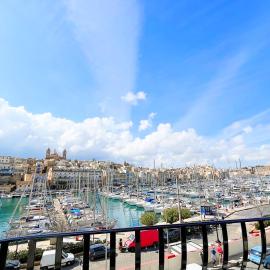 Vittoriosa Seafront Highly Furnished Apartment FL 4, hotel in Vittoriosa