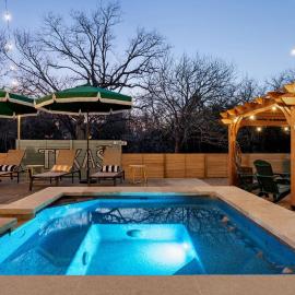 5BR Oasis w Pool Spa Sauna & Fire Pit