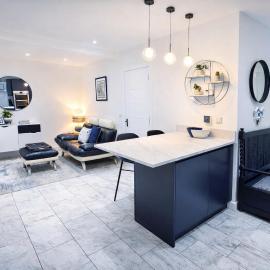 Criccieth 1 Bed Apartment Private patio Off Road Parking, hotel in Criccieth