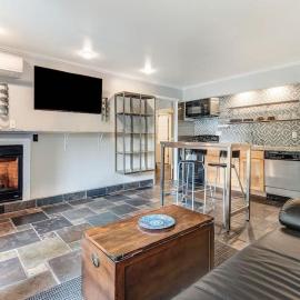 Upscale Condo near Downtown & the Deschutes, hotel in Bend