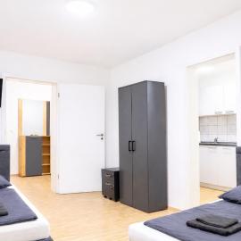 LETA Homes - Komfortable FeWo mit Traumbalkon mit flexiblem, Self-Check-In & eigenen Parkplätzen