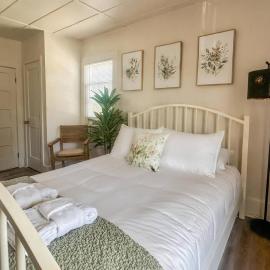 Botanical Studio Retreat in the Heart of Woodstock
