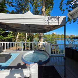Nestled beneath the trees is this beauty a 3 bed property with hot tub and stunning views, Hotel in Tattershall