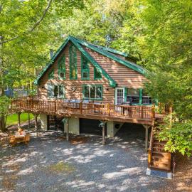 Poconos Lake Retreat - Beach, Boats and Outdoor Fun、Lake Arielのホテル