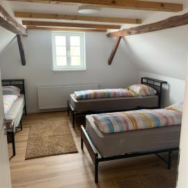 Dreibettzimmer mit Gemeinschaftsbad und Küche Großenbach, хотел в Хюнфелд
