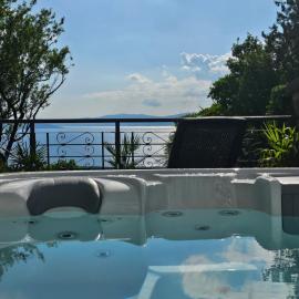 Guest House Lipa - Hreljin, Crikvenica s jacuzzijem i pogledom na more, hotel a Hreljin