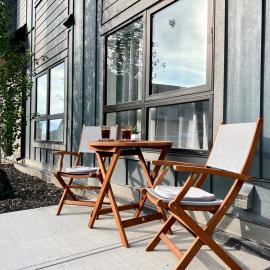 Pet-friendly Walk-Up Condo with Pool & Hot tub!, hótel í Canmore