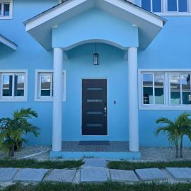 Tropical Oasis Townhouse Minutes from Airport & Beach