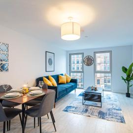 2 Bed Canal Side Apartment & Riverside Stay