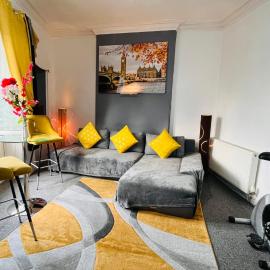 Spacious 3 Bedroom Entire Apartment Self Check in & Free Parking, hotel in Cowdenbeath