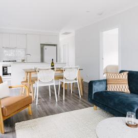King Bed, 3 Beds, 2 bath, Sleeps 6, hotel in Sale