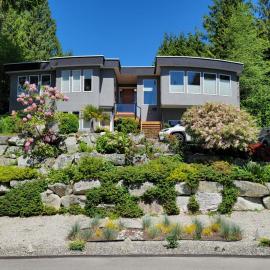 Modern Coastal 2BR Retreat with Hot Tub in Vancouver BC, hotel a West Vancouver