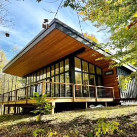 Anjuna House - a Scandi riverfront forest getaway, hotel in New Pekin