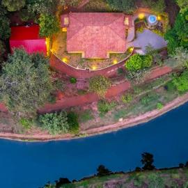 StayVista at Villa Estuaire Homestay A Cozy Riverside Escape with Lawn & Free Breakfast, hotel in Jambur