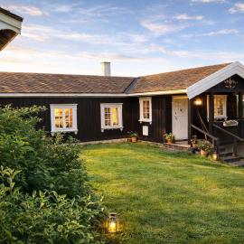 Smie på sjarmerende og historisk gård, hotel i Baukål