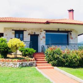Beautiful villa with a wonderful sea view، فندق في Stratoníki