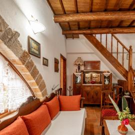 Agapi's Charming Retreat - Rustic Escape in Chania, hotel u gradu Maláxa