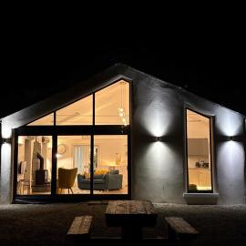 Modern Cottage Near Portumna Forest Park Sleeps 6, hotel em Ballinasloe