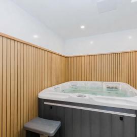The Base at Rawson Retreat - Unwind with Private Spa, hotel in Jindabyne